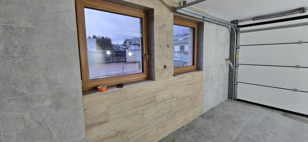 Płytki 20x70 w strefie okiennej garażu w Nowym Targu