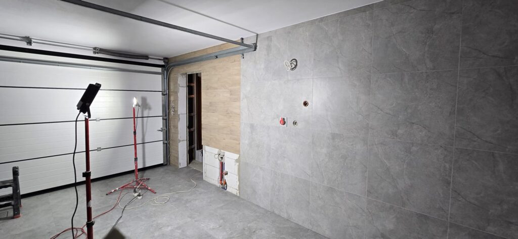 Garaż wykończony płytkami 60x60 na ścianach i podłodze w Nowym Targu