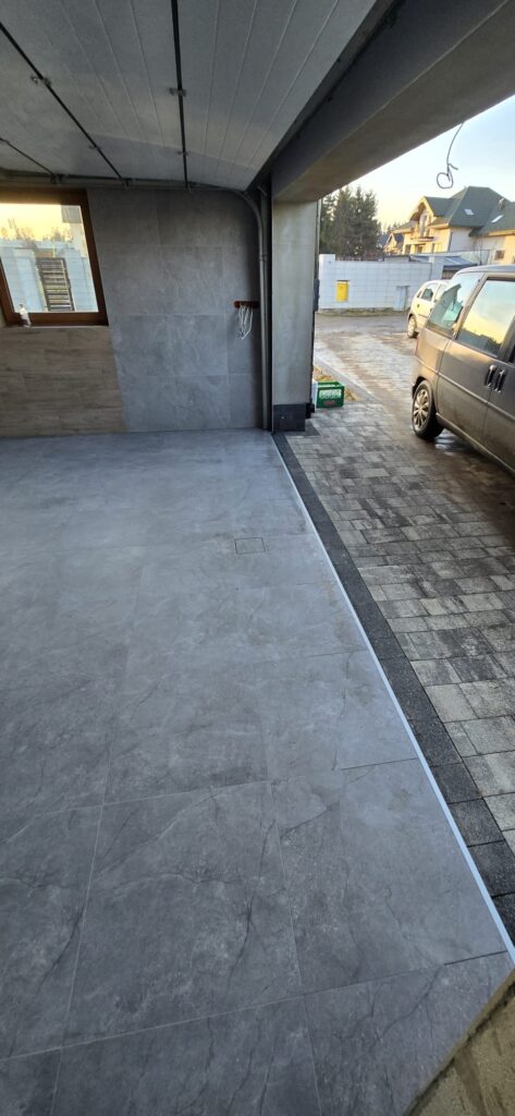 Podłoga garażu z płytek 60x60 z odwodnieniem w Nowym Targu