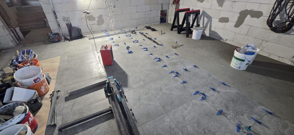 Proces układania płytek 60x60 na podłodze garażu w Nowym Targu