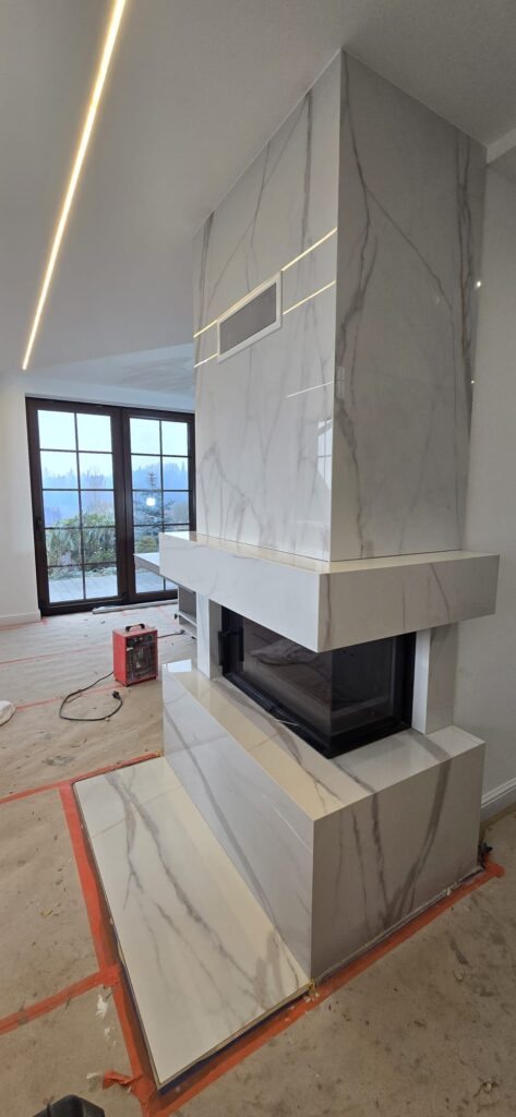 Bok kominka wykończony spiekiem kwarcowym w Nowym Targu