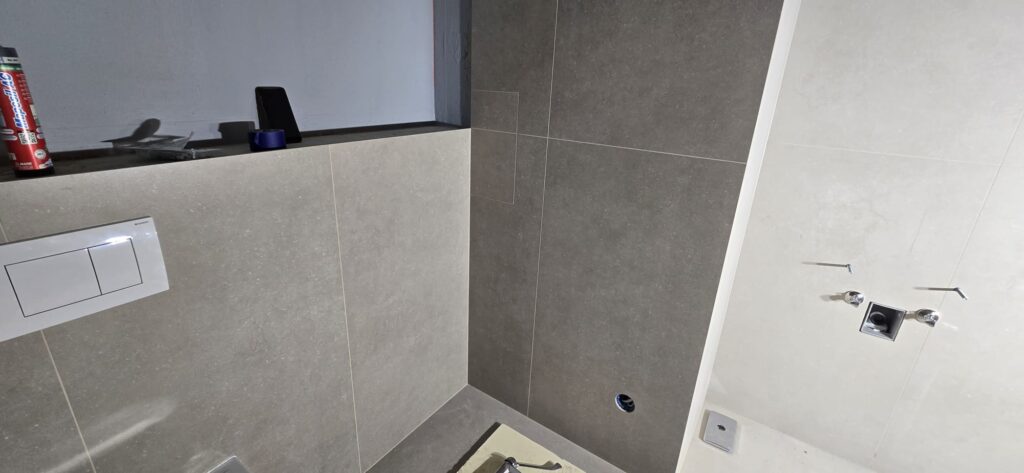 Detal wykończenia łazienki płytkami 120x60 w Zakopanem