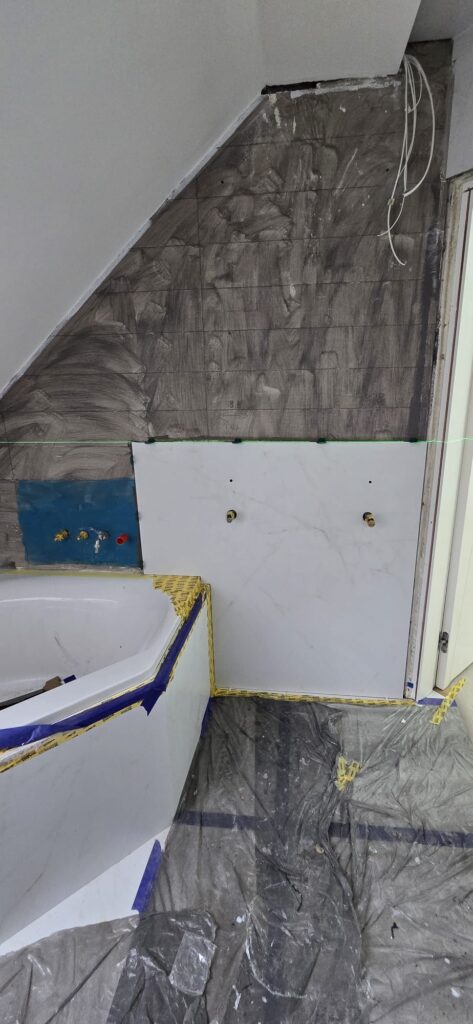 Proces montażu płytek wielkoformatowych 120x120 w łazience w Nowym Targu