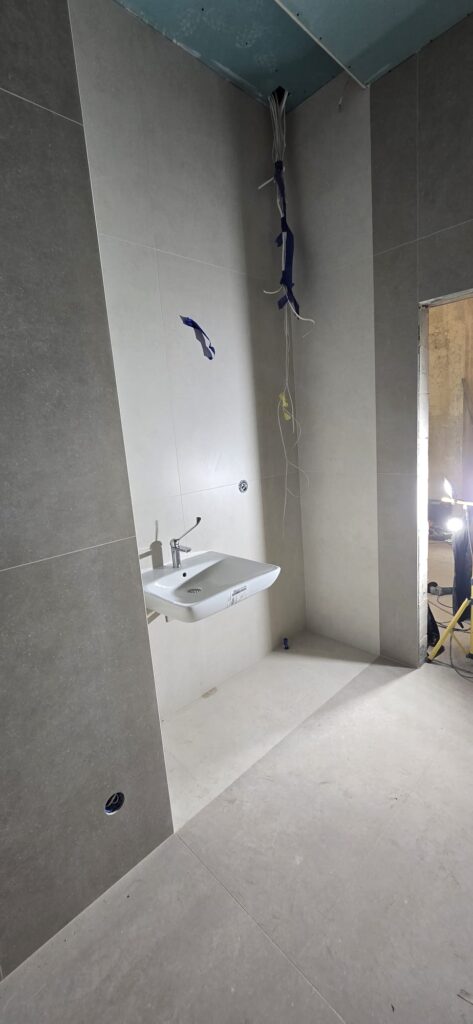 Płytki 120x60 ułożone na ścianach w łazience Zakopane