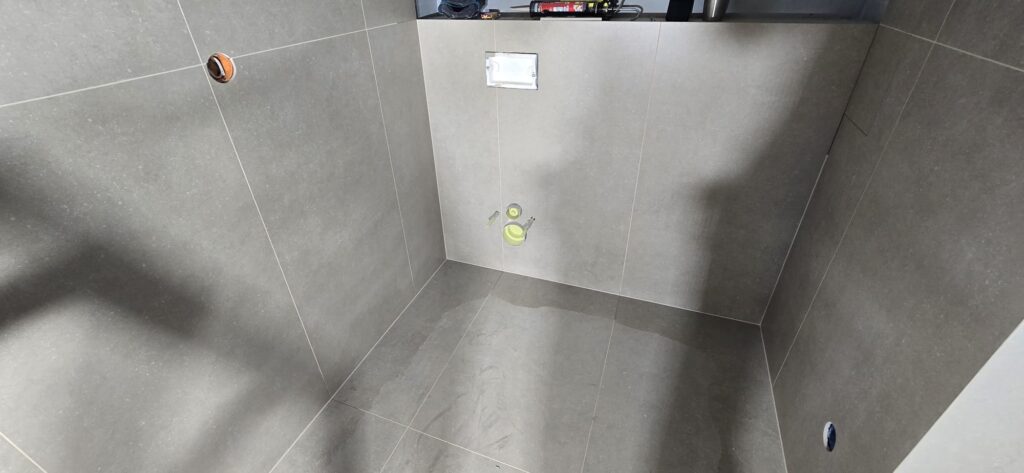 Podłoga z płytek 120x60 w trakcie układania w łazience Zakopane