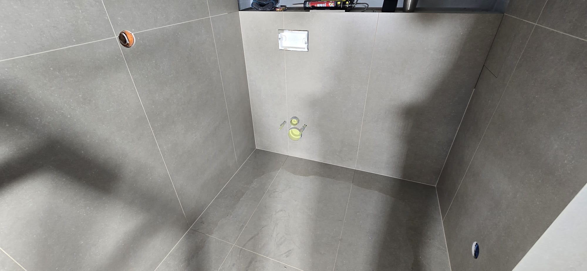 Podłoga z płytek 120x60 w trakcie układania w łazience Zakopane