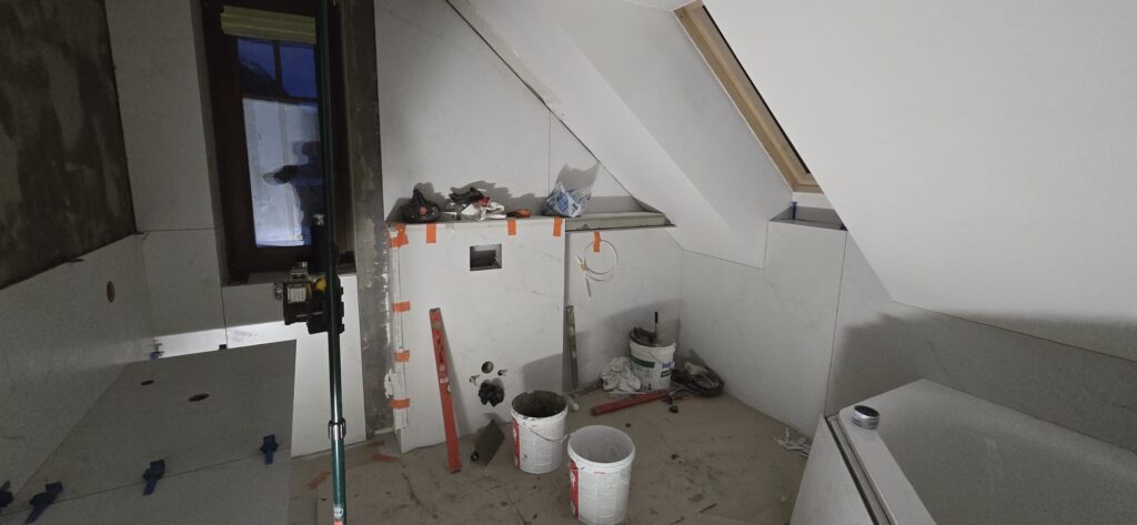 Łazienka w trakcie realizacji z płytkami wielkoformatowymi 120x120 w Nowym Targu