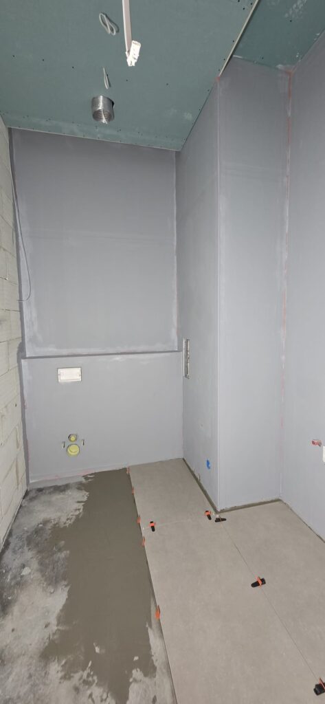 Przygotowanie podłoża pod płytki 120x60 w łazience w Zakopanem