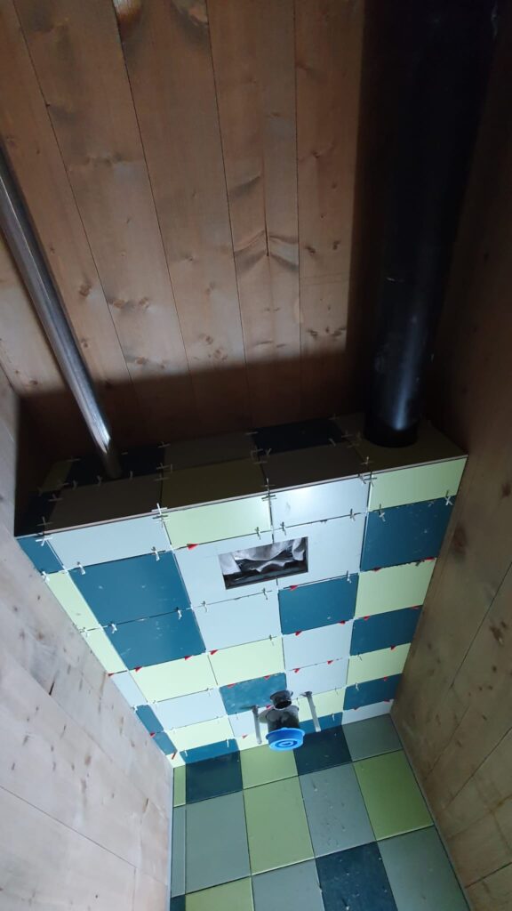 Proces układania płytek 20x20 na ścianach łazienki